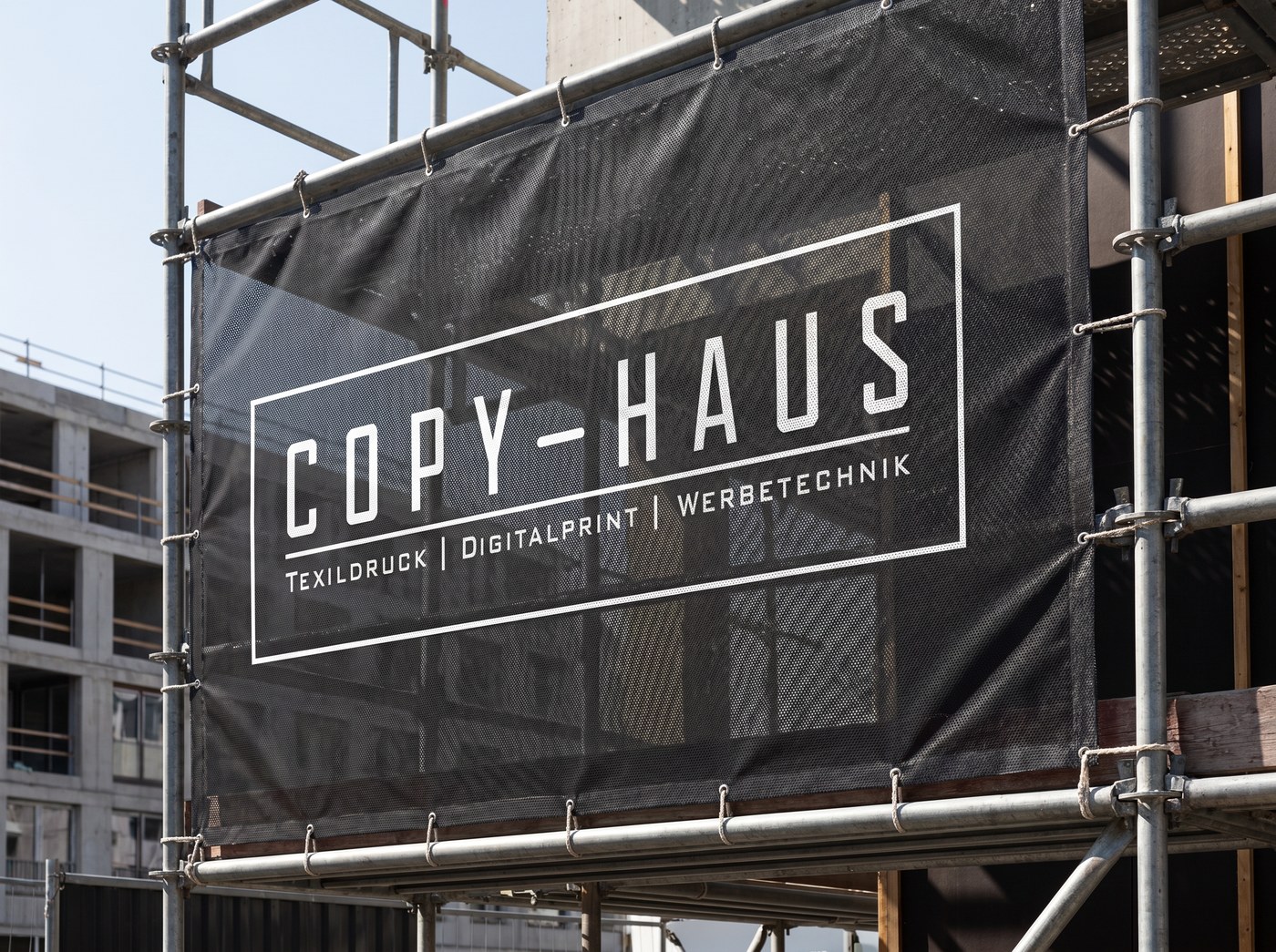 Mesh-Banner windstabil am Gerüst